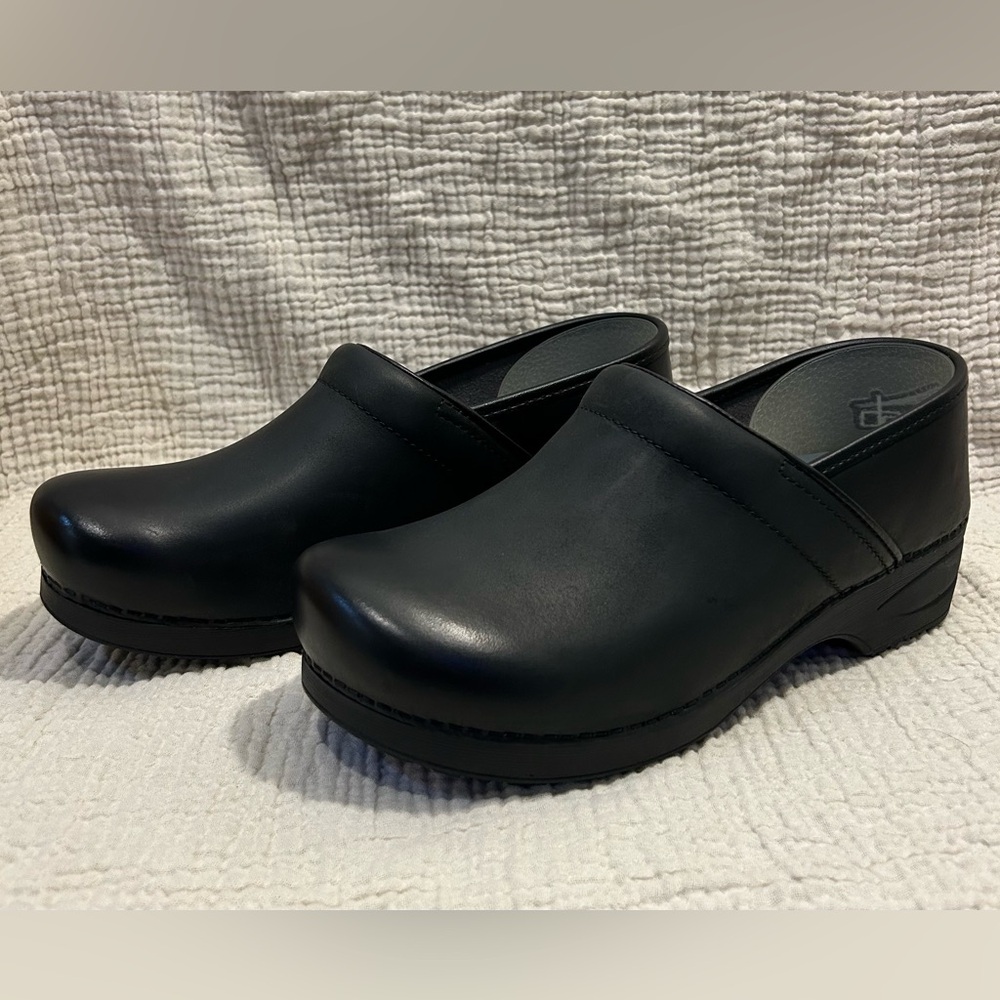 Brand New Men’s Dansko “Burnished Nubuck” leather clogs